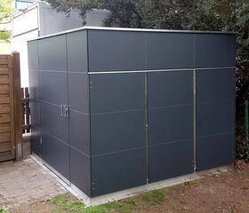 Ein dunkelgrauer Gartenschuppen mit Flachdach und modernem Design, beschriftet mit "Primus Sonder-Höhe 200 cm".