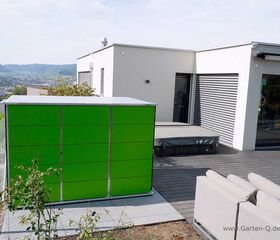 . Moderne Haus-Terrasse mit grünem Garten-Schrank, Whirlpool und tollem Ausblick.