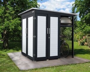 Ein Gartenhaus mit zwei Türen, schwarz-weiß, auf einer Terrasse. Daneben ein Fahrrad unter einem überdachten Bereich.