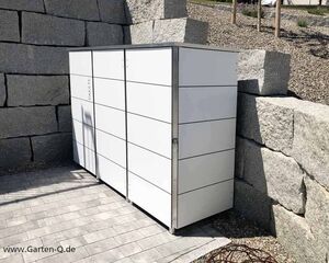 Ein weißer Gartenschrank neben einer Steinmauer. Webadresse: www.Garten-Q.de.