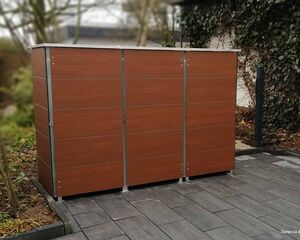 Ein hölzernes Lagerhaus im Garten mit modernem Design und Metallverstrebungen.