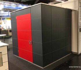 . Ein großer Gartenschrank mit grauem und rotem Design in einer Ausstellungshalle.