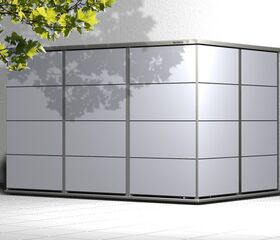 . Ein moderner grauer Gartenschrank mit Kacheldesign auf einer Terrasse, links ein Baumast mit Blättern.