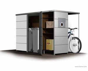 . Ein moderner Gartenschuppen mit Fahrrad, Mülltonnen, und Pakete auf einem Holzdeck.