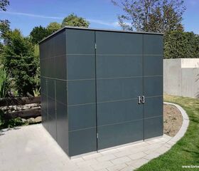 . Ein moderner, rechteckiger Gartenschuppen auf einem gepflasterten Weg, umgeben von Rasen und Pflanzen.