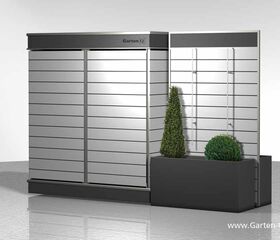 Ein moderner Gartenschrank mit Pflanzenablage, Metalloptik und Pflanzenbehältern.