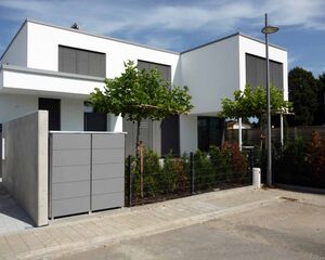 . Modernes zweistöckiges Haus mit weißen Wänden, großen Fenstern und gepflegtem Vorgarten.