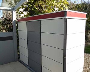 . Moderner Gartenschrank mit Metallstruktur und Paneelen, umgeben von Pflanzen unter transparentem Dach.