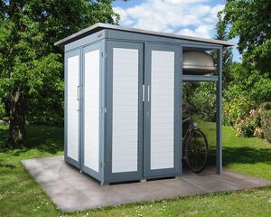 Ein moderner Gartenhaus mit Fahrradunterstand auf einer Terrasse, umgeben von Bäumen und Rasen im Freien.