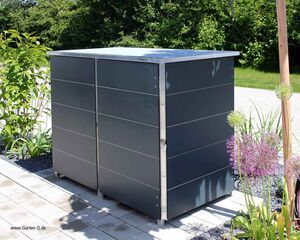 . Ein moderner, metallverkleideter Gartenschrank steht auf einer Terrasse, umgeben von Pflanzen und Gartenfliesen.