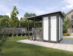 Ein Fahrradunterstand mit Dach und neuen Fahrrädern, umgeben von einem gepflegten Garten und einem modernen Gebäude.