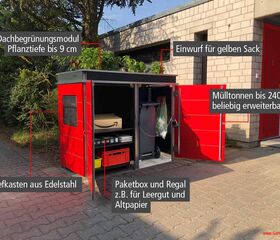 . Rote Box mit Dachbegrünung, Briefkasten, Mülltonnenplatz, Einwurf für gelben Sack, Paketbox, Regal.