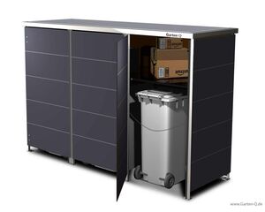 . Ein Gartenschrank mit zwei offenen Türen, darin Mülltonnen und Kartons.