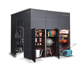 . Ein Gartenschrank mit geöffneten Türen zeigt Fahrräder, Werkzeuge, Blumentöpfe, Grill, Gartenbedarf und Rasenmäher.