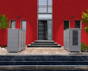 Rote Hausfassade mit grauem Eingang und zwei modernen Schränken, umgeben von Bäumen.