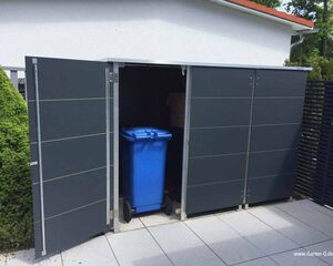 . Ein geöffneter Gartenschrank mit einer blauen Mülltonne im Inneren.