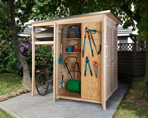Ein Gartenschuppen mit geöffneten Türen zeigt Gartengeräte wie Astscheren, Säge, Schlauch und Werkzeuge neben einem Fahrrad.
