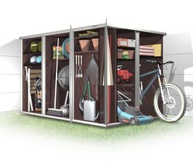 . Ein Schuppen mit Gartengeräten, einem Fahrrad, einem Rasenmäher, Gießkanne, Spielzeugauto und diversen Kleinigkeiten.