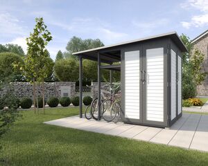 Ein modernes Gartenhaus steht auf einer Terrasse, umgeben von Fahrrädern, Bäumen und gepflegtem Rasen.