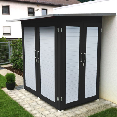 Der kleine Geräteschuppen als Anbau an die Garage
